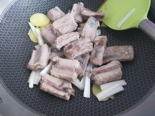 5、番茄小排土豆汤,倒入排骨翻炒，加料酒去腥。