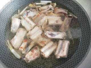 6、番茄小排土豆汤,加热水，淹没排骨。