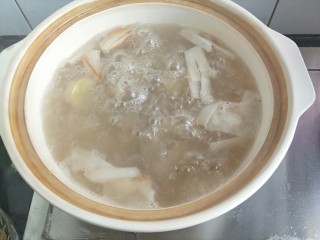 7、番茄小排土豆汤,我喜欢炖肉类用砂锅。所以我又转用砂锅。水量多一些，因为要蒸发，而且是做汤，水尽量一次加够。即使中途加水，也要加热水。