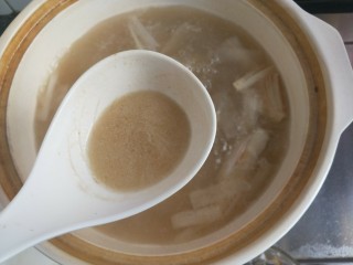 8、番茄小排土豆汤,煮开后，撇去表面的油脂和浮沫。加适量盐，几滴醋，然后盖盖子中小火炖。