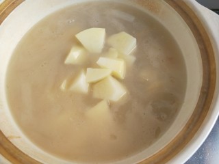 9、番茄小排土豆汤,20分钟后加入土豆。继续炖20分钟。