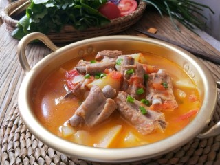 12、番茄小排土豆汤,最后加鸡精，白胡椒粉调味。出锅。