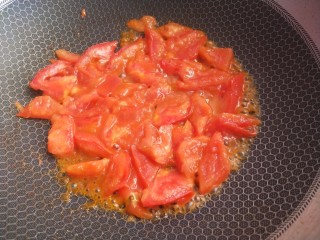 10、番茄小排土豆汤,炒锅放油，把西红柿炒软，炒出汤汁。