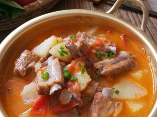 13、番茄小排土豆汤,为了美观可以撒葱花点坠。