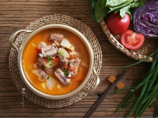 15、番茄小排土豆汤,拍张美食照，开吃了。????