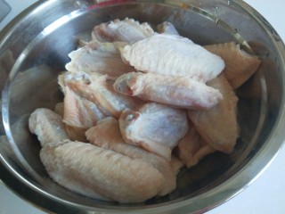 2、白果炖鸡,鸡翅我用来做红糖鸡翅用的。