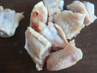 3、白果炖鸡,检出五个做鸡汤用，中间切成两半。