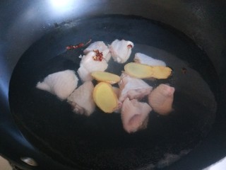 4、白果炖鸡,冷水下锅，加花椒，姜片，料酒。
