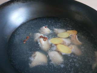 5、白果炖鸡,大火烧开。