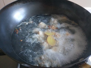 6、白果炖鸡,开锅捞出来洗干净。