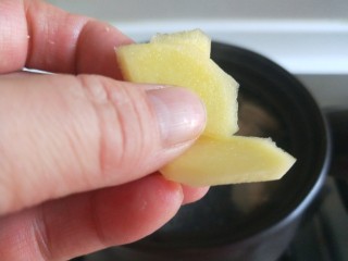 7、白果炖鸡,放入小砂锅，加入姜片。