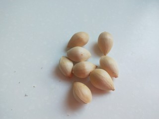 8、白果炖鸡,百果只用八个。