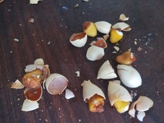 9、白果炖鸡,用刀拍开，果仁用水泡开去皮。