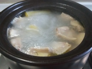 12、白果炖鸡,小火慢熬一个小时左右。