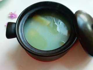 13、白果炖鸡,熬好的汤去掉大枣，枸杞，葱姜，只要青汤。