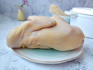 1、香菇土鸡汤,土鸡一只，毛拔除干净。