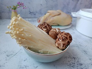 2、香菇土鸡汤,准备喜欢吃的香菇、金针菇。