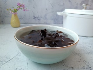 3、香菇土鸡汤,黑木耳加适量的清水提前泡发好。