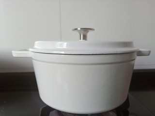 4、香菇土鸡汤,土鸡放入珐琅锅，加点生姜片，加满清水开大火煮开。