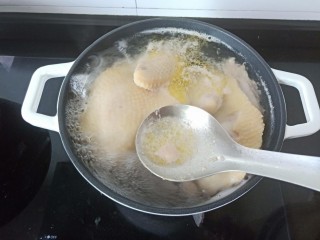 5、香菇土鸡汤,撇去浮沫【老家的土鸡不需要特别焯水，只要撇去沫就可以】