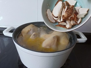 6、香菇土鸡汤,加入切片的香菇一起炖。