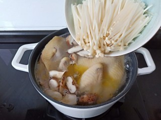 7、香菇土鸡汤,金针菇也一起加入。
