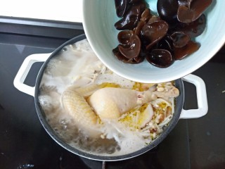 8、香菇土鸡汤,泡好的黑木耳清洗好也一起炖煮。