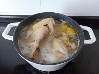 9、香菇土鸡汤,筷子插一下，熟了加盐调味即可。