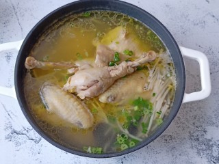 12、香菇土鸡汤,汤未煮好先不要加盐，这样的话鸡肉更嫩，汤汁更加鲜美。
