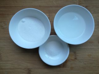 2、糖醋白萝卜,准备好糖、白醋、盐。