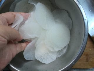 6、糖醋白萝卜,搅拌均匀，腌制20分钟。