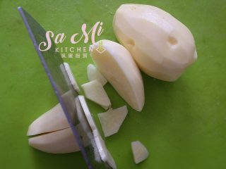 2、柿子椒土豆片（家常版）,土豆洗净去皮如图切片