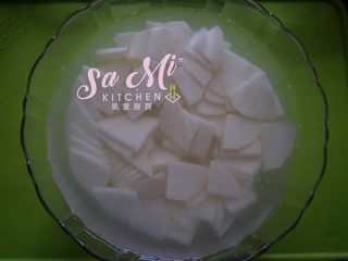 3、柿子椒土豆片（家常版）,切好的土豆片用凉水浸泡