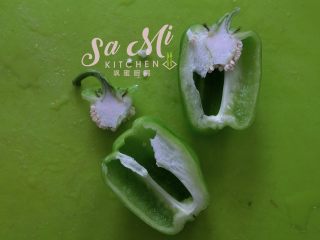 4、柿子椒土豆片（家常版）,柿子椒洗净切半去蒂