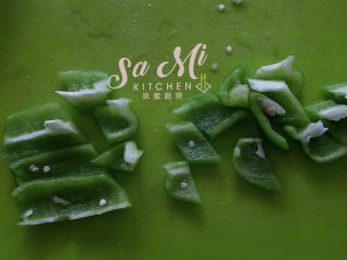 5、柿子椒土豆片（家常版）,如图切成菱形块状