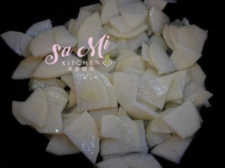 7、柿子椒土豆片（家常版）,大火烧锅注入适量食用油，待油温至六七成热时将土豆片放入锅中进行翻炒