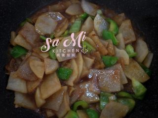 11、柿子椒土豆片（家常版）,翻炒均匀，加入适量清水继续翻炒（所加清水浸没一半的土豆片即可）