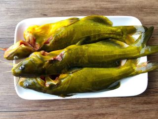 1、黄骨鱼豆腐汤,首先用剪刀把黄骨鱼的肚子破开，去掉内脏和鱼鳃，清洗干净沥干水，放入盘里待用。