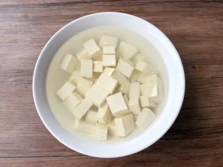 2、黄骨鱼豆腐汤,豆腐冲洗一下切成小方块，放入碗里，加入一勺盐，倒入适量水，浸泡30分钟（这样煮的时候豆腐不容易碎掉，还可以去除豆腥味），浸泡好沥干水待用。