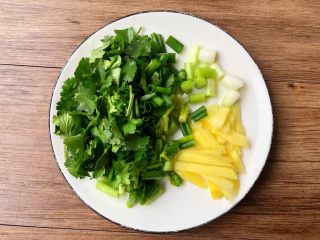 3、黄骨鱼豆腐汤,生姜去皮清洗干净切成姜片，葱清洗干净切段，香菜清洗干净切段。