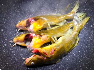 4、黄骨鱼豆腐汤,热锅放入适量油，烧至8成热，把洗干净的黄骨鱼放入煎，煎好一面翻另一面继续煎制。