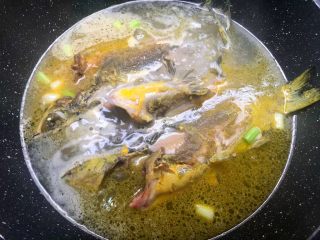 6、黄骨鱼豆腐汤,倒入一大碗开水，记住是开水哦，再加少许白醋，大火煮5分钟，转中火炖20分钟。