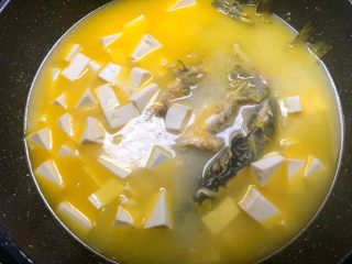 7、黄骨鱼豆腐汤,炖好以后，加入豆腐和适量盐，继续再炖10分钟。