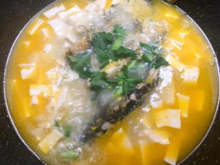 8、黄骨鱼豆腐汤,炖好加入适量鸡精调匀，加入香菜和葱叶，即可出锅。