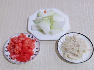 5、酸甜开胃～番茄金针菇冬瓜汤,冬瓜去皮洗干净切小块，准备工作完成！