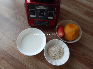 1、南瓜燕麦浓汤,备好食材：南瓜、胡萝卜削皮洗净；备好即食燕麦、牛奶；