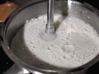 5、蘑菇浓汤,用搅拌棒直接在锅内将所有食材打成糊状，如果没有搅拌棒也可以用调理机处理