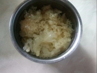 1、#年的味道#   银耳水果圆子羹,银耳泡发一晚。