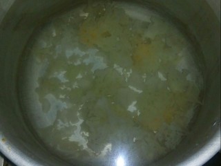 2、#年的味道#   银耳水果圆子羹,锅中加水，放入银耳炖煮。