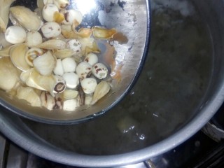 3、#年的味道#   银耳水果圆子羹,银耳炖煮一小时后，加入百合和莲子炖煮。